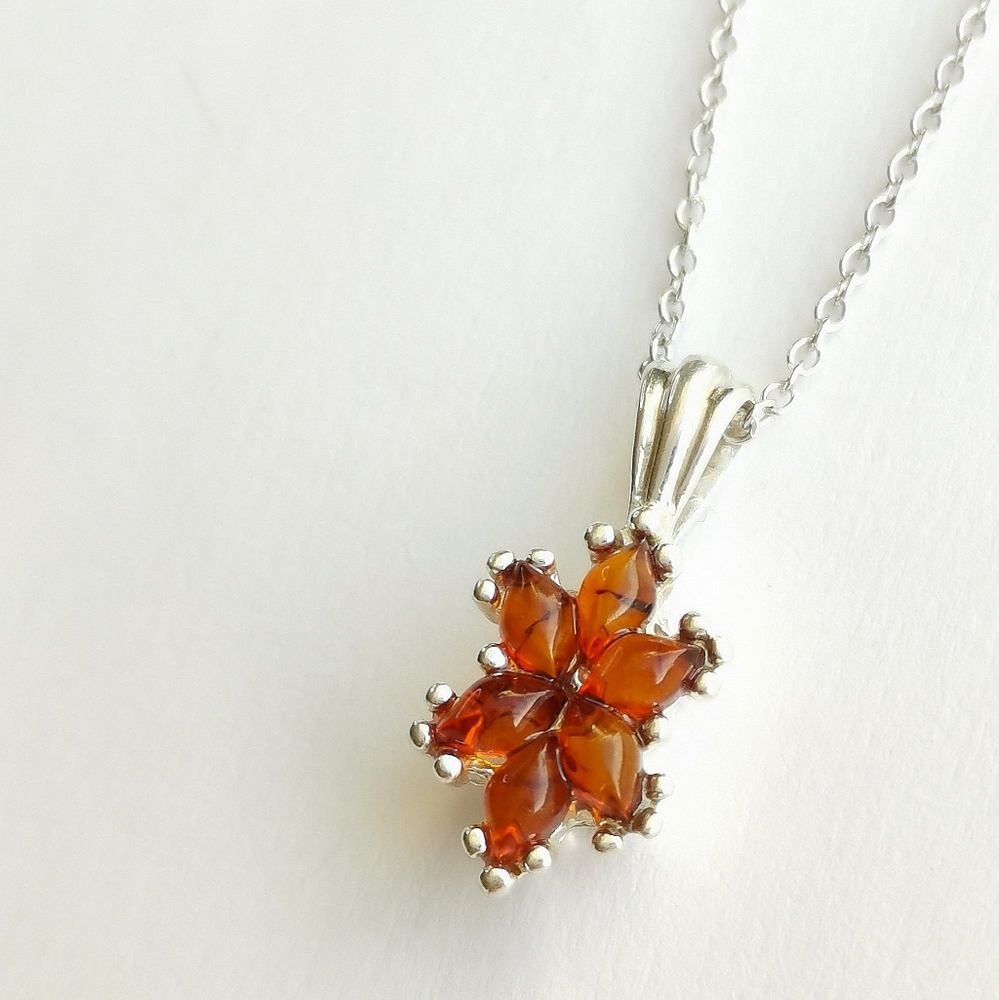 Amber flower pendant necklace in Sterling Silver 🆕